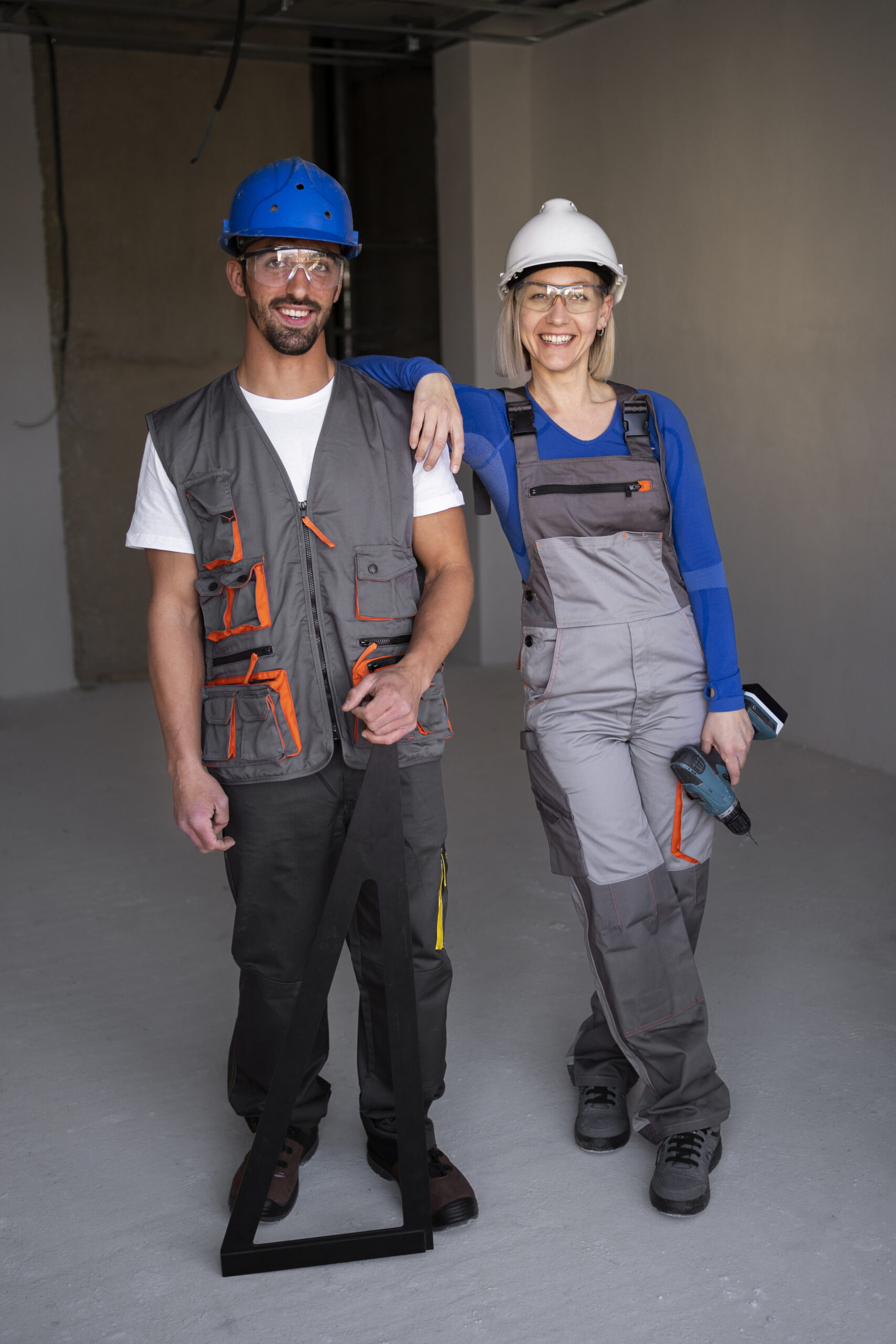 full-shot-smiley-people-wearing-helmets